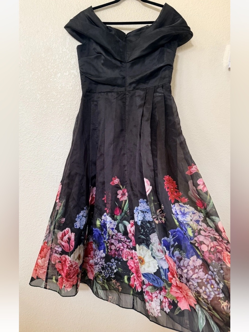 New Betsy & Adam Placed Floral Off the Shoulder Gown In Black/Red Size 4 $279 - Picture 7 of 10